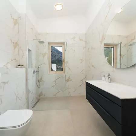 New! Adore 마카르스카