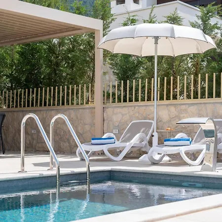 New! Adore * Makarska