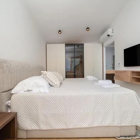 New! Adore * Makarska